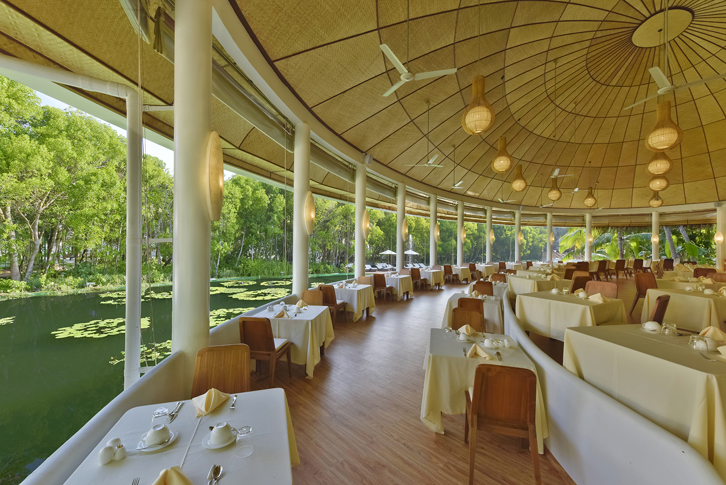 DL-HRES-Dreamland_Lake_Panorama_Restaurant_02